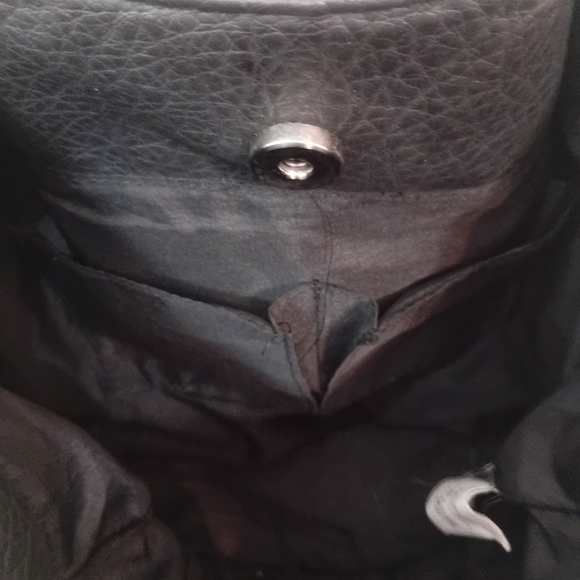 Elegant Black Faux Leather Tote Bag - Picture 6 of 8